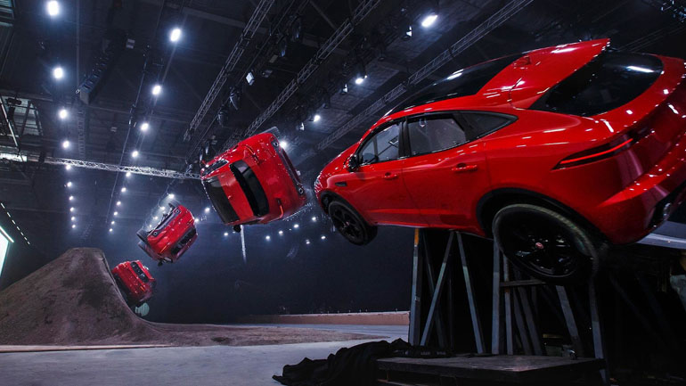 Απίστευτο ακροβατικό από την Jaguar Ε-Pace Απίστευτο ακροβατικό από την Jaguar Ε-Pace